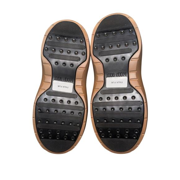 Size 5 women’s Moon Boot - Picture 4 of 4